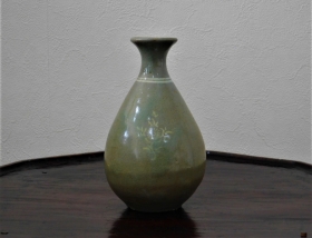 ①高麗青磁菊花紋徳利１